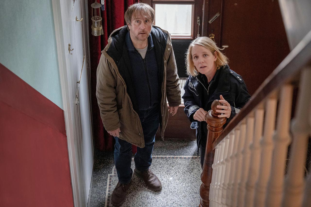 Bjarne Mädel und Katrin Wichmann in „Sörensen fängt Feuer“.