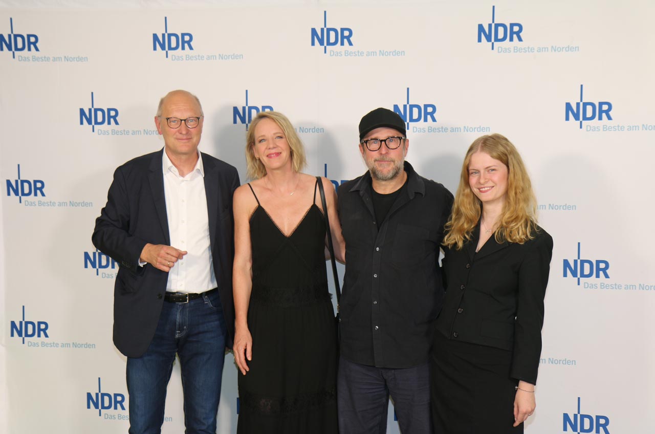 Regisseur und Schauspieler Bjarne Mädel (2. von rechts) stellte mit seinen Hauptdarstellerinnen Katrin Wichmann (2. von links) und Liv Clasvogt sowie dem Intendanten des Norddeutschen Rundfunks, Joachim Knuth, seinen Film „Sörensen fängt Feuer“ im Oldenburger Cinemaxx vor.