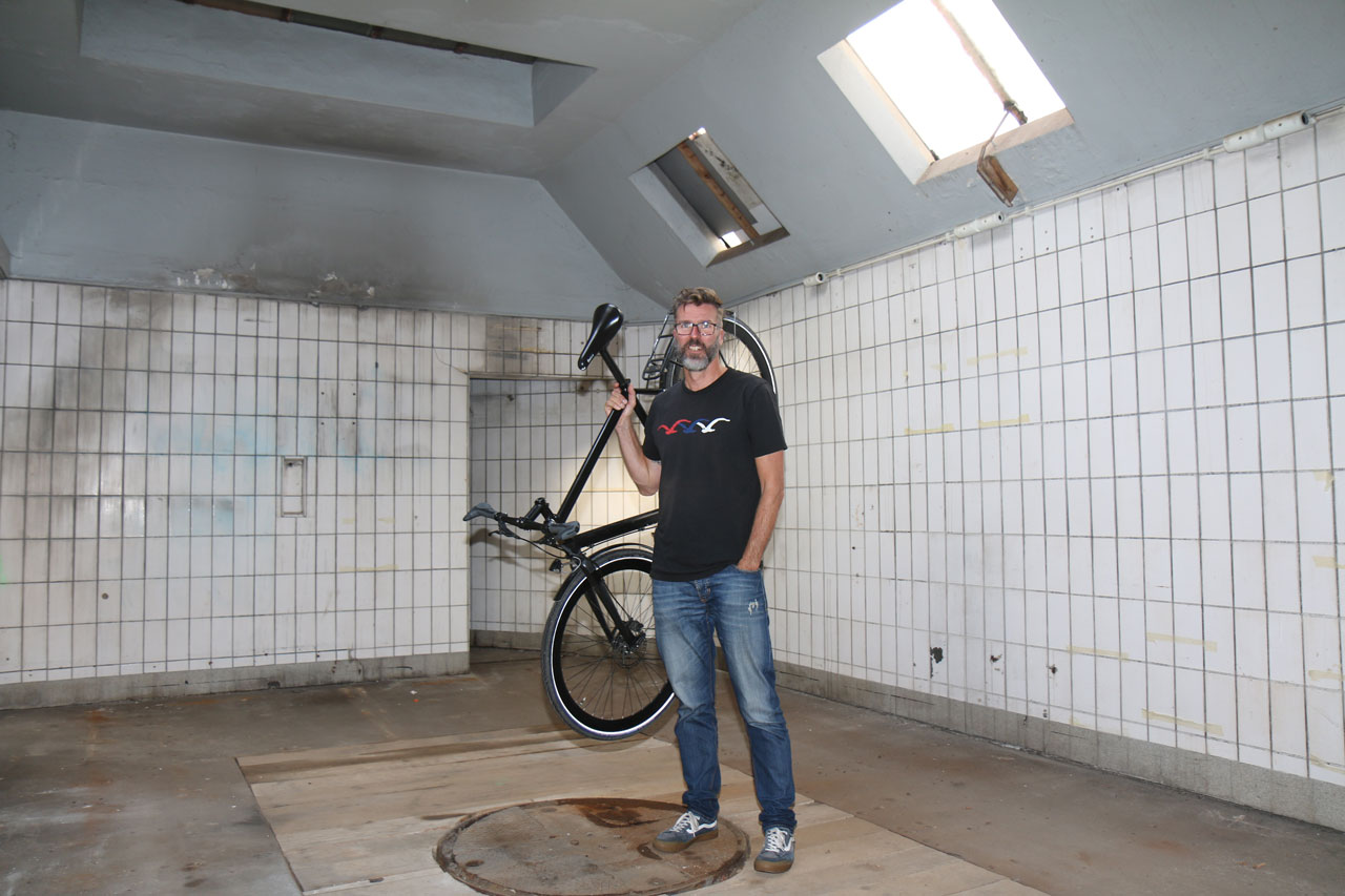 Die ehemalige Tankstelle im Oldenburger Bahnhofsviertel will der Fahrrad-Enthusiast ab Februar 2024 mit Leben füllen. Bereits jetzt gibt es erste Veranstaltungen, die in „Frankys.Blog“ zu finden sind.