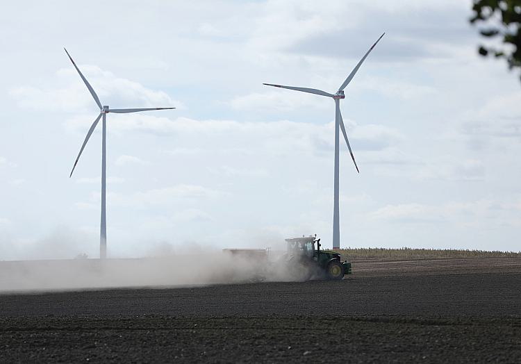 Bauer mit Traktor vor Windrädern (Archiv), über dts Nachrichtenagentur