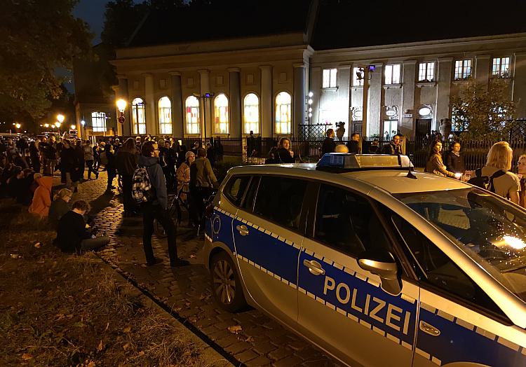 Mahnwache vor der Synagoge am 13.10.2023, über dts Nachrichtenagentur