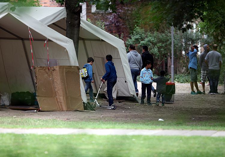 Flüchtlinge an einer Aufnahmestelle (Archiv), über dts Nachrichtenagentur