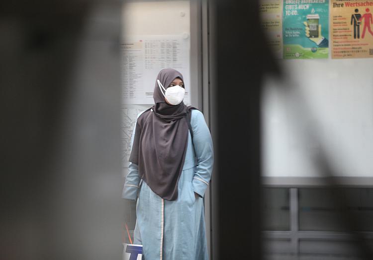 Frau mit Schleier und FFP-2-Maske (Archiv), über dts Nachrichtenagentur