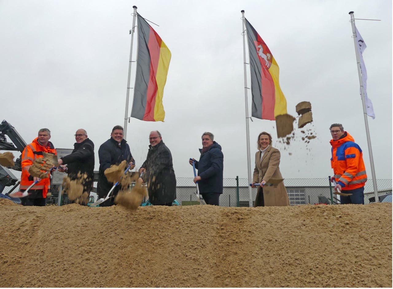 Erster Spatenstich für den Ersatzneubau der A29-Huntebrücke in Oldenburg (v.l.n.r.): Ludger Schleper, Leiter Außenstelle Oldenburg der Autobahn GmbH des Bundes; Johann de Buhr, NLStBV - Geschäftsbereichsleiter Oldenburg; Jens Nacke, Mitglied des niedersächsischen Landtages; Cord Lüesse, Direktor der Niederlassung Nordwest der Autobahn GmbH des Bundes; Jürgen Krogmann, Oberbürgermeister Oldenburg; Anne Rethmann, Geschäftsführerin Finanzen der Autobahn GmbH des Bundes; Björn Köpp, Projektleiter Ersatzneubau Huntebrücke.