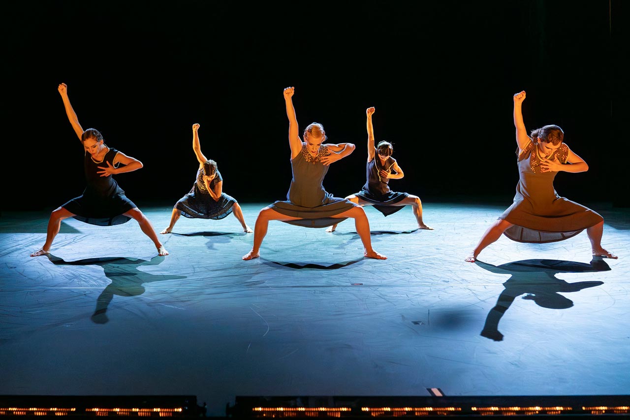 „Monger“ von Barak Marshall bildet den temporeichen, emotionalen und unterhaltsamen Abschluss des gefeierten Ballettabends im Großen Haus des Oldenburgischen Staatstheaters.