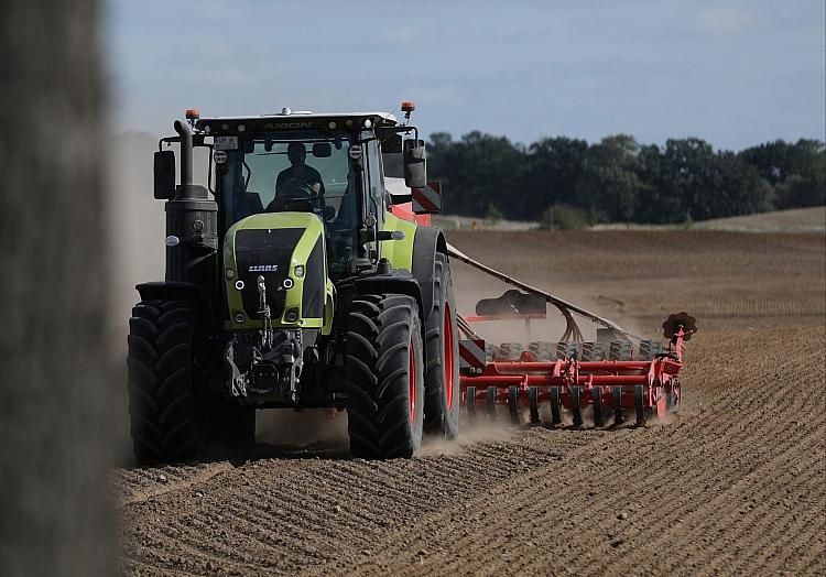 Bauer mit Traktor (Archiv), via dts Nachrichtenagentur