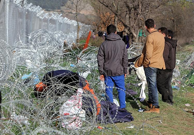 Flüchtlinge auf der Balkanroute vor einem Grenzzaun (Archiv), via dts Nachrichtenagentur