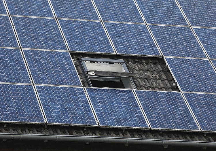 Solarzellen auf einem Dach (Archiv), über dts Nachrichtenagentur