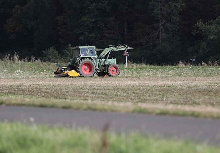 Bauer auf Traktor (Archiv), via dts Nachrichtenagentur