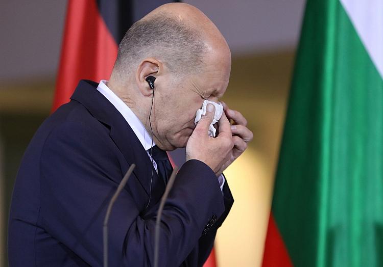 Olaf Scholz beim Naseputzen (Archiv), via dts Nachrichtenagentur