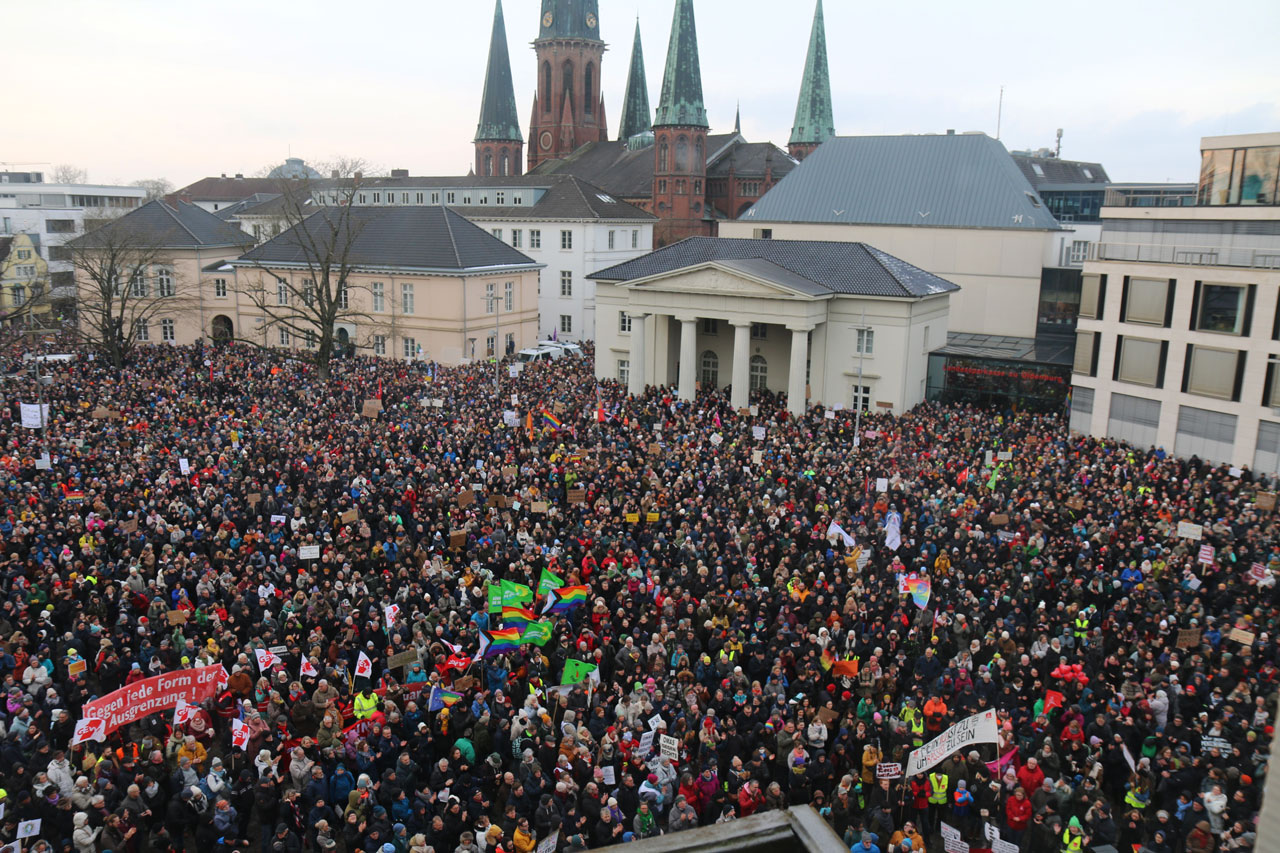 17.000 Menschen kamen nach Polizeiangaben an diesem Samstag in Oldenburg zu einer Kundgebung und Laufdemo zusammen, um gegen den Faschismus und Rechtsradikalismus zu demonstrieren.