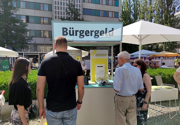 Passanten an einem Bürgergeld-Infostand (Archiv), via dts Nachrichtenagentur