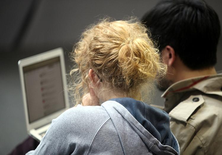 Frau und Mann am Computer, via dts Nachrichtenagentur