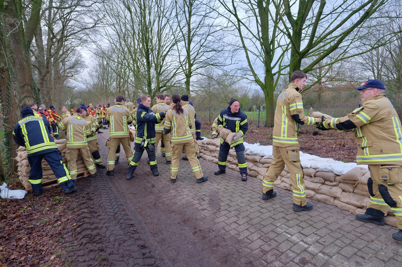 Größtenteils ehrenamtliche Einsatzkräfte verschiedener Feuerwehren errichteten einen Sandsack-Deich im Oldenburger Stadtsüden.