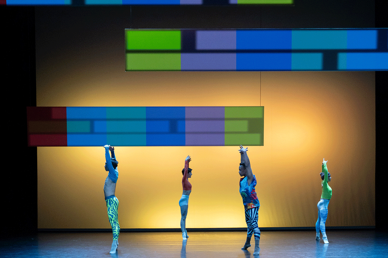 Ballettdirektor Antoine Jully liefert mit „Fearful Symmetries“ ein farbenfrohes und fantasievolles Kostümspektakel ab. Tempo und Witz zeichnen seine Choreografie aus.