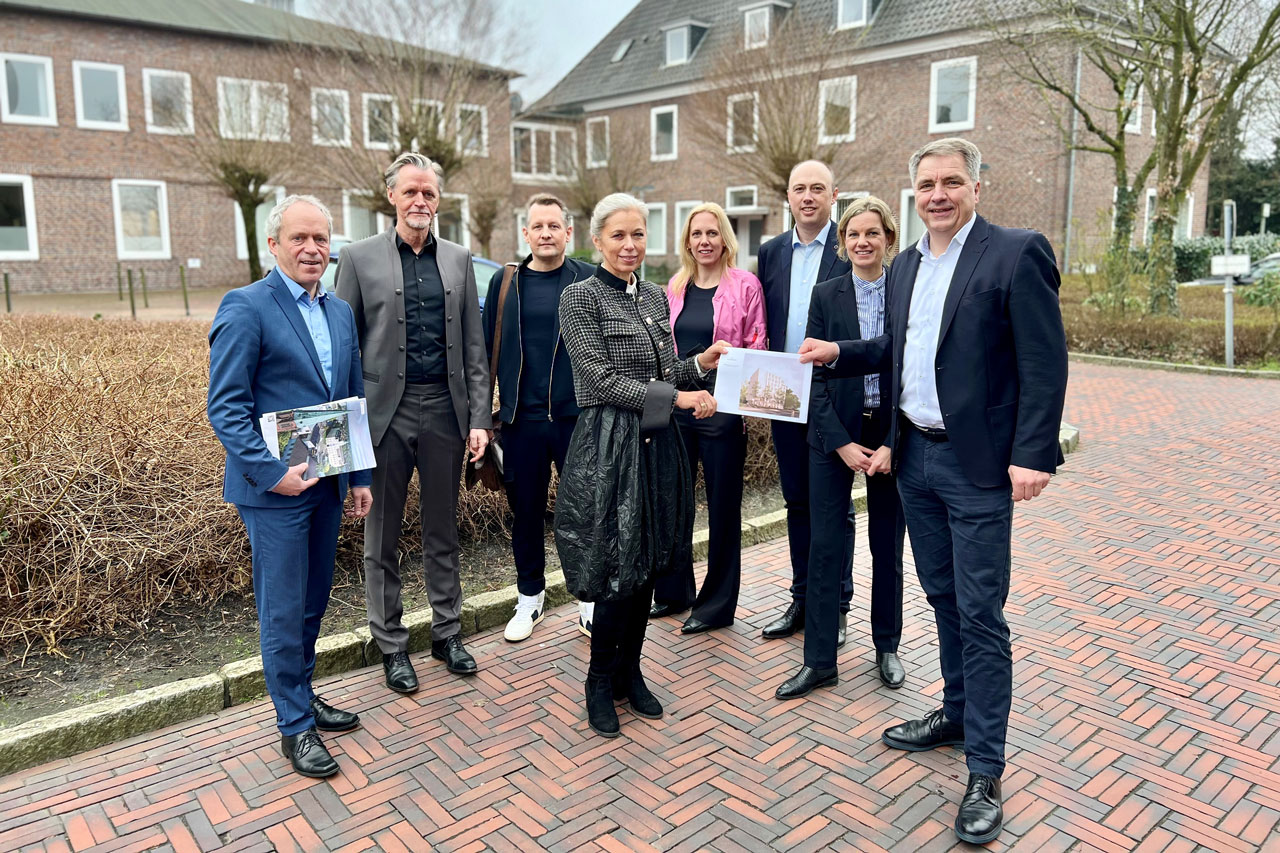 Stellten das Hotel-Projekt vor (von rechts): Oberbürgermeister Jürgen Krogmann, Dr. Julia Figura, Dennis Poelmeyer, Claudia Kleine, Barbara Hackmann, Stefan Knipper, Wolfgang Hackmann und Ralph Wilken. Die Gebäude im Hintergrund am Standort Europaplatz/Straßburger Straße werden dafür weichen.