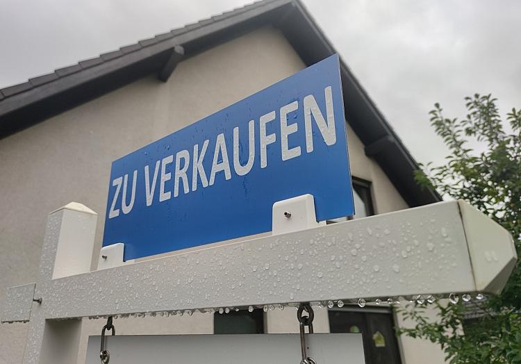 `Zu Verkaufen`-Schild (Archiv), via dts Nachrichtenagentur