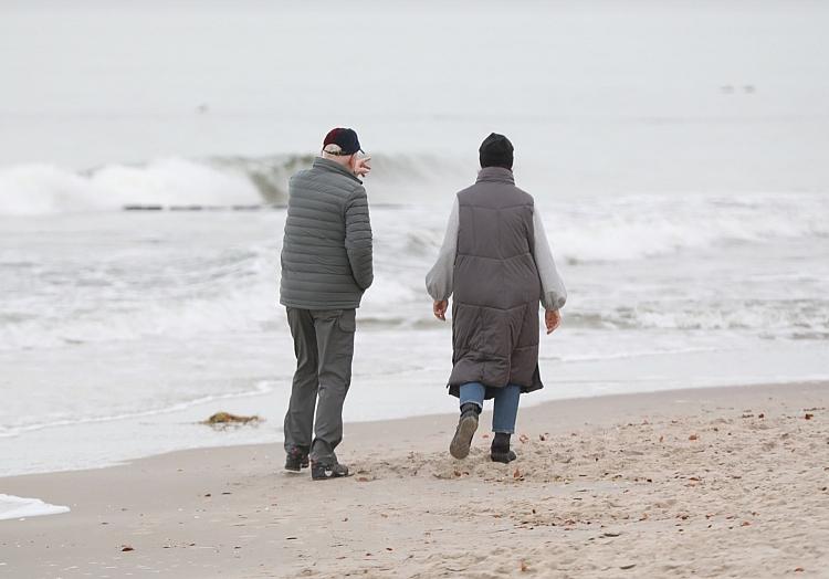 Älteres Paar am Strand (Archiv), via dts Nachrichtenagentur