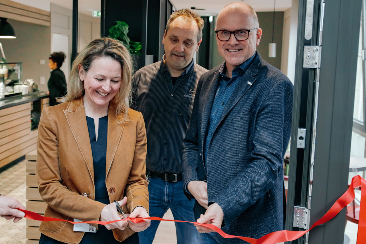 Das Café am Steinweg wird nach den abgeschlossenen Renovierungsarbeiten feierlich eingeweiht (von links): Kristina Minder (Vorstand Management Evangelisches Krankenhaus), Torsten Winter (Bereichsleiter Betrieb Evangelische Krankenhaus Service gGmbH) und Dr. Alexander Poppinga (Vorstand Medizin und Sprecher Evangelisches Krankenhaus).