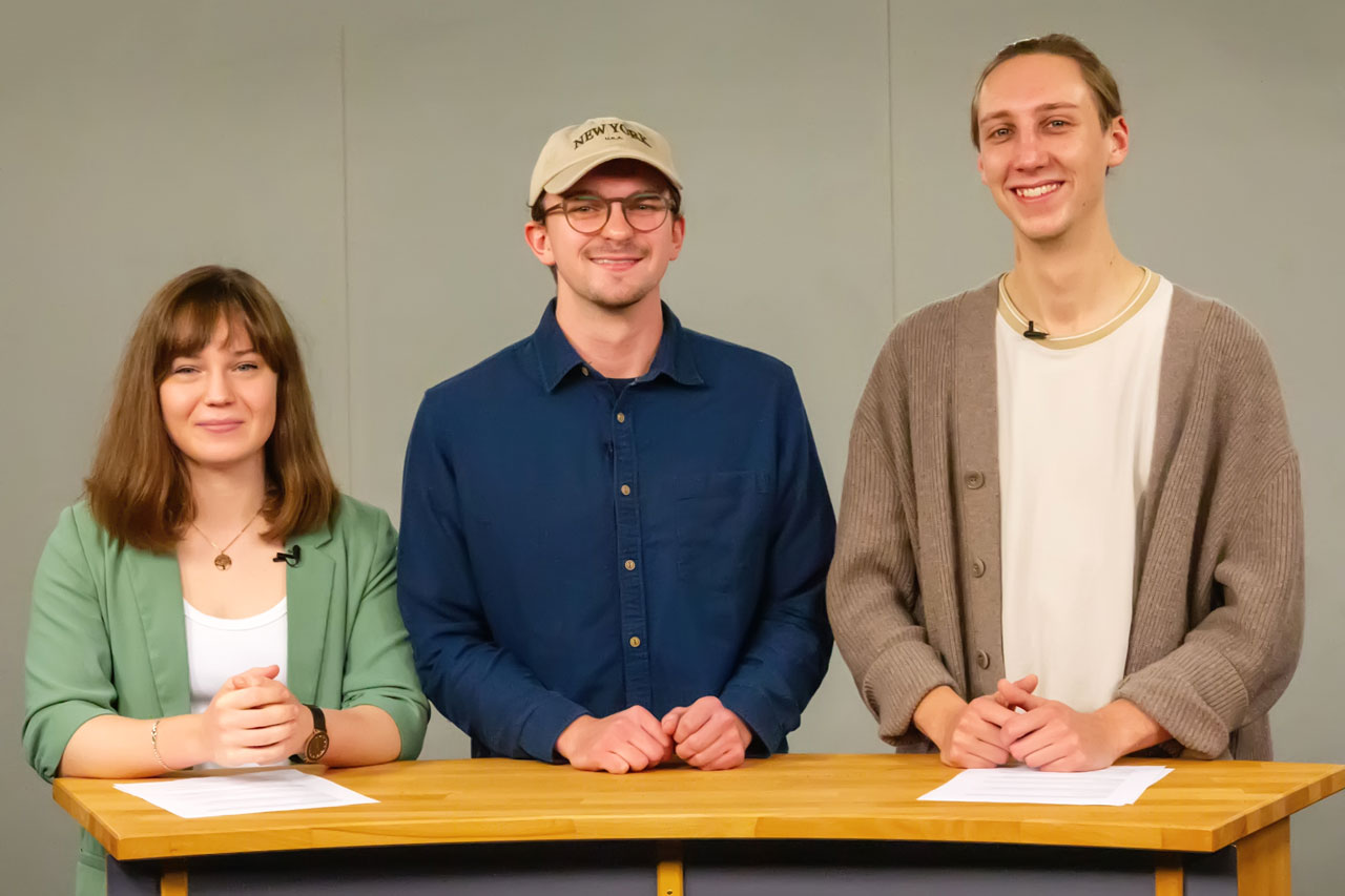 Moderatorin Daria Ruginis, Studiogast Marius Moch und Moderator Steffen Bosse (von links) im Videostudio der Jade Hochschule am Campus Wilhelmshaven.