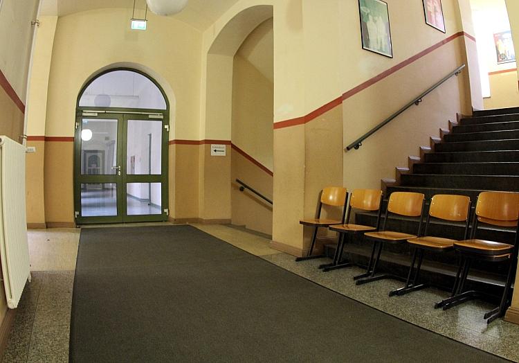 Stühle im Flur einer Schule (Archiv), via dts Nachrichtenagentur