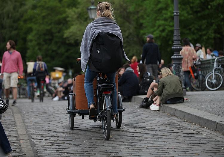 Frau mit Lastenfahrrad in Berlin (Archiv), via dts Nachrichtenagentur