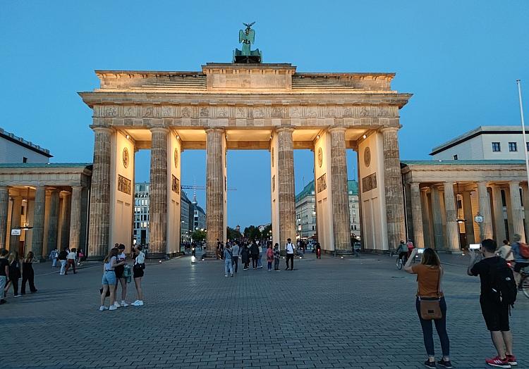 Touristen vor dem Brandenburger Tor (Archiv), via dts Nachrichtenagentur