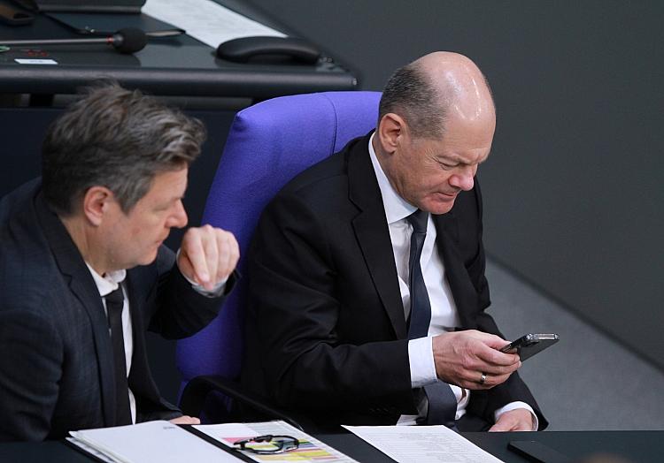 Robert Habeck und Olaf Scholz mit Smartphone (Archiv), via dts Nachrichtenagentur