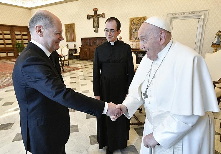 Olaf Scholz und Papst Franziskus, Vatican Media via dts Nachrichtenagentur