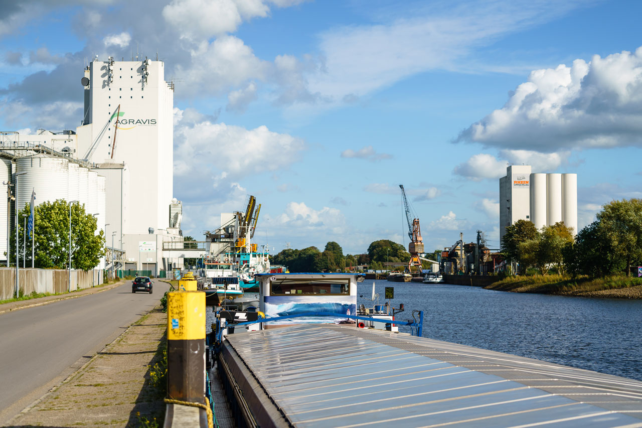 Aufgrund der geplanten Behelfsbrücke in Elsfleth werden Seeschiffe den Hafen nicht mehr erreichen können. Außerdem kommt es zu starken Einschränkungen für Binnenschiffe.