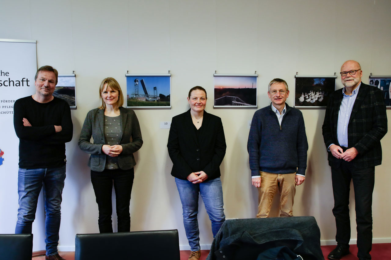 Beteiligung durch die drei Projektpartner: (von links) stellvertretender Leiter Dr. Andreas von Seggern (Schlossmuseum Jever), Direktorin Dr. Franziska Meifort und Projektkoordinatorin Gesa Soetbeer (Oldenburgische Landschaft), stellvertretender Leiter Dr. Michael Schimek (Museumsdorf Cloppenburg) und Präsident Prof. Dr. Uwe Meiners (Oldenburgische Landschaft).