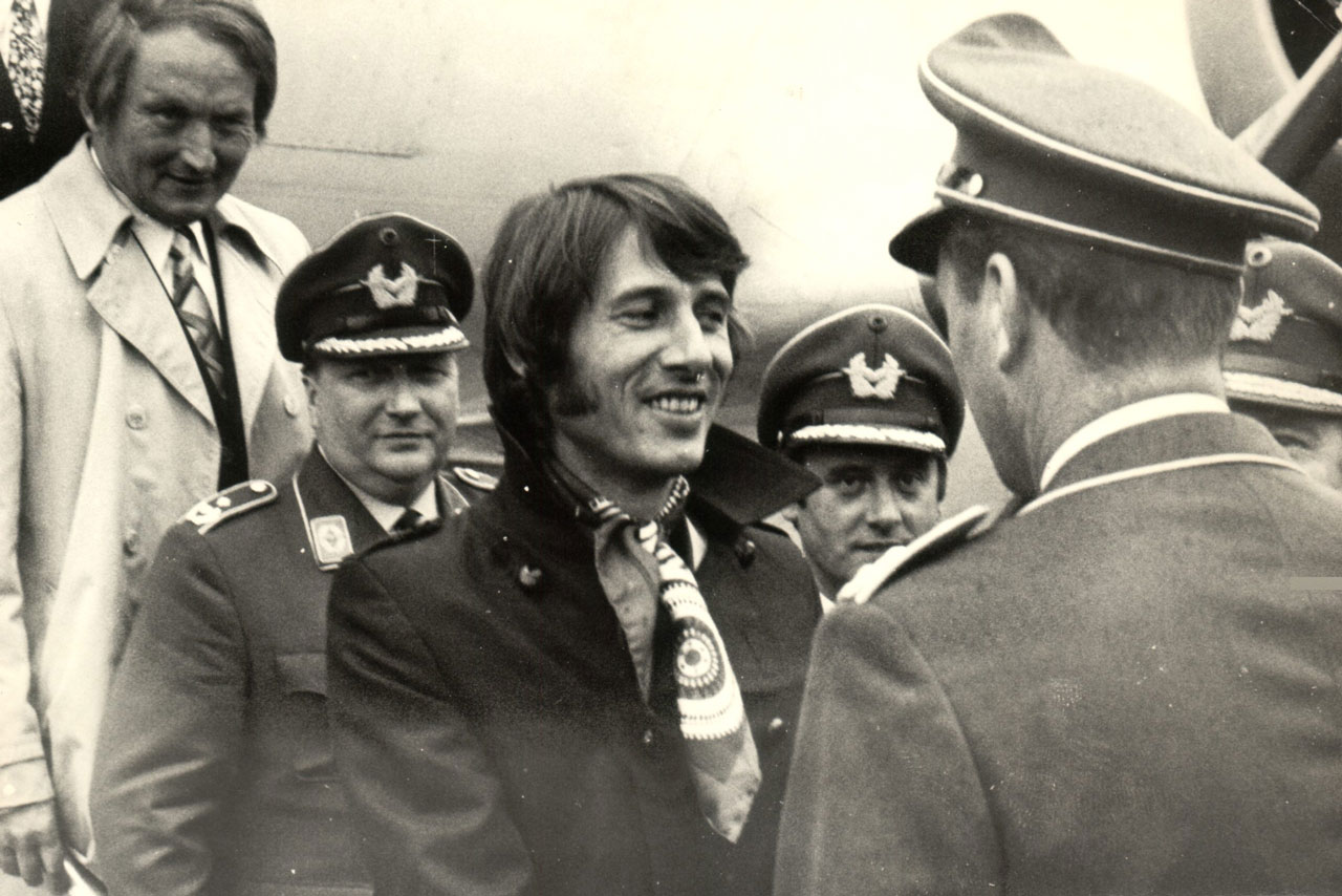 Ein Bild aus dem Archiv des Schlossmuseums Jever: Udo Jürgens ist 1970 auf dem Fliegerhorst Upjever gelandet. Anlässlich seines 36. Geburtstages wurde er von der Luftwaffe zu einem Flug im Starfighter eingeladen.
