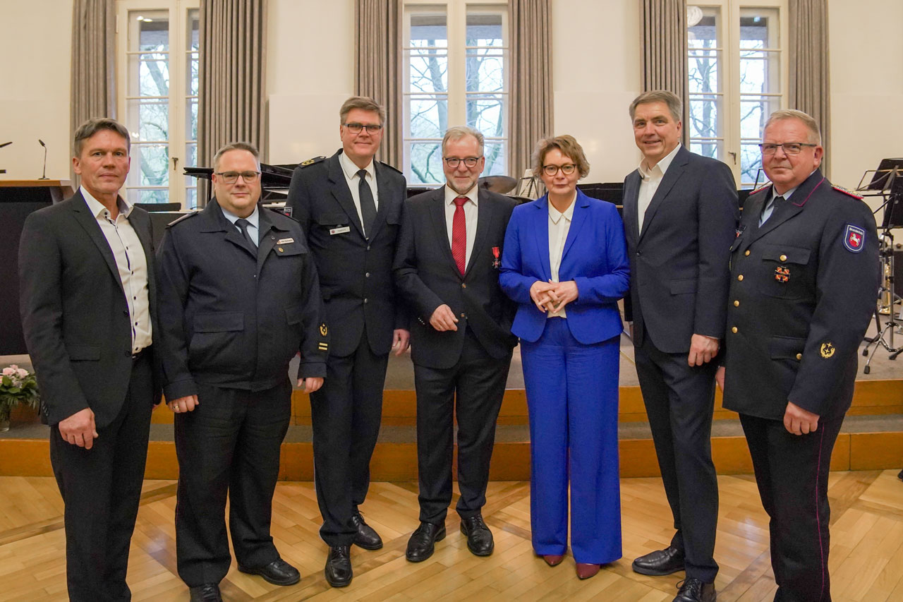 Von links: Falk Pokern (langjähriger Vorsitzender Bezirkspersonalrat), Udo Schwarz (Regierungsbrandmeister Aufsichtsbezirk West), Andreas Sagehorn (neuer Polizeipräsident), Johann Kühme (scheidender Polizeipräsident), Daniela Behrens (Nds. Ministerin für Inneres und Sport), Jürgen Krogmann (Oberbürgermeister Stadt Oldenburg), Thomas Friedhoff (Regierungsbrandmeister Aufsichtsbezirk Ost).