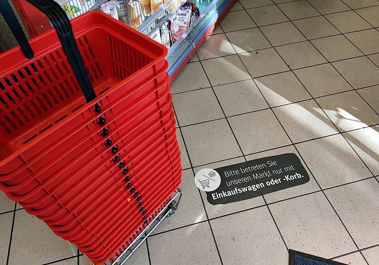 Einkaufskörbe mit Corona-Hinweis in Supermarkt (Archiv), via dts Nachrichtenagentur