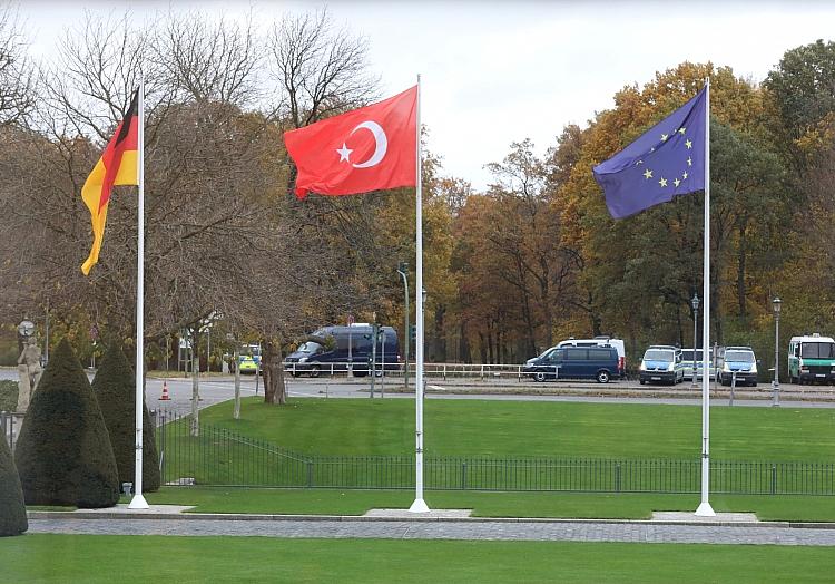 Fahnen von Deutschland, Türkei und EU (Archiv), via dts Nachrichtenagentur