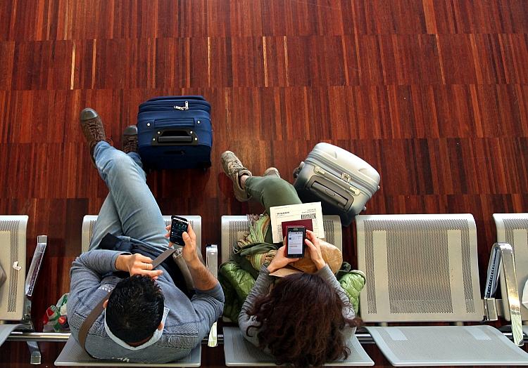 Ein Pärchen wartet am Flughafen, via dts Nachrichtenagentur