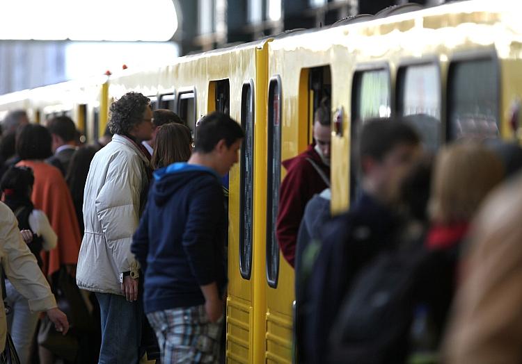 Fahrgäste am Bahnsteig einer Berliner U-Bahn, via dts Nachrichtenagentur