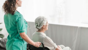krankenschwester-patientin-rollstuhl
