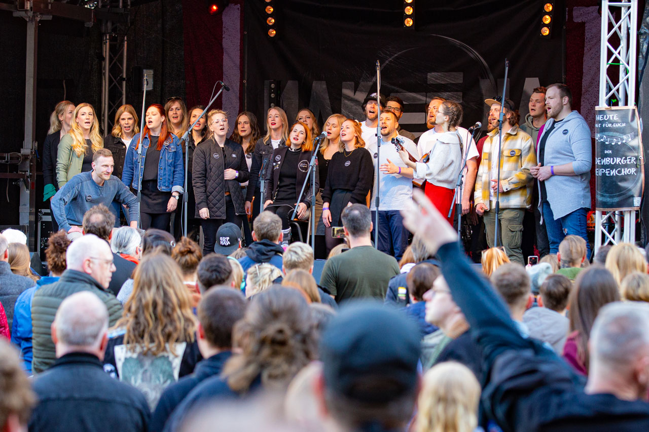 Seit 2001 findet das Open Air „Rock gegen Rechts“ in Oldenburg statt und setzt damit ein klares Zeichen gegen Ausgrenzung und Rassismus. Auch in diesem Jahr steht unter anderem der Oldenburger Kneipenchor wieder auf der Bühne.