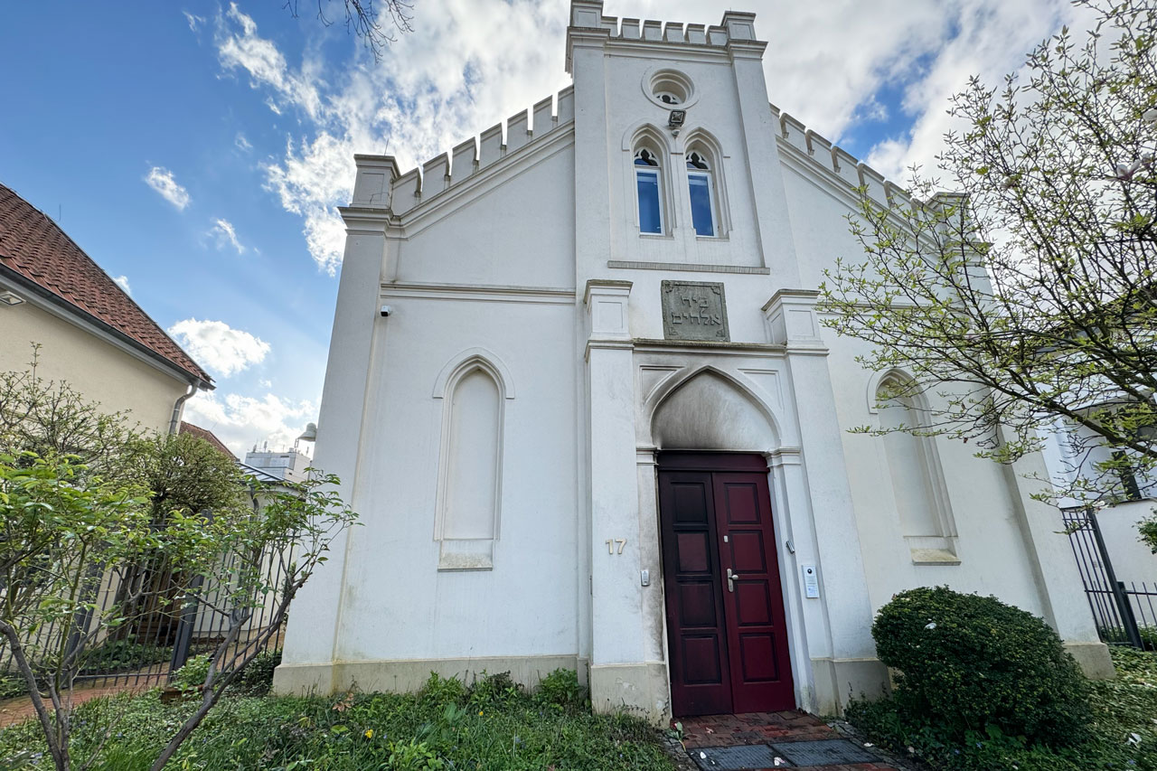 Heute wurde ein Brandanschlag auf die Oldenburger Synagoge verübt. Die Tat hat bundesweit Aufmerksamkeit erregt.