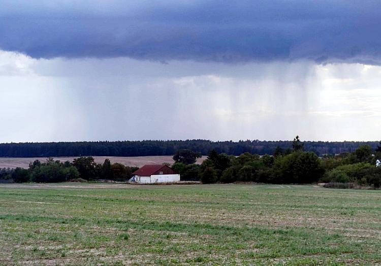 Unwetterwolke über einem Acker (Archiv), via dts Nachrichtenagentur