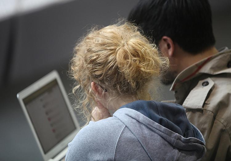 Frau und Mann am Computer, via dts Nachrichtenagentur