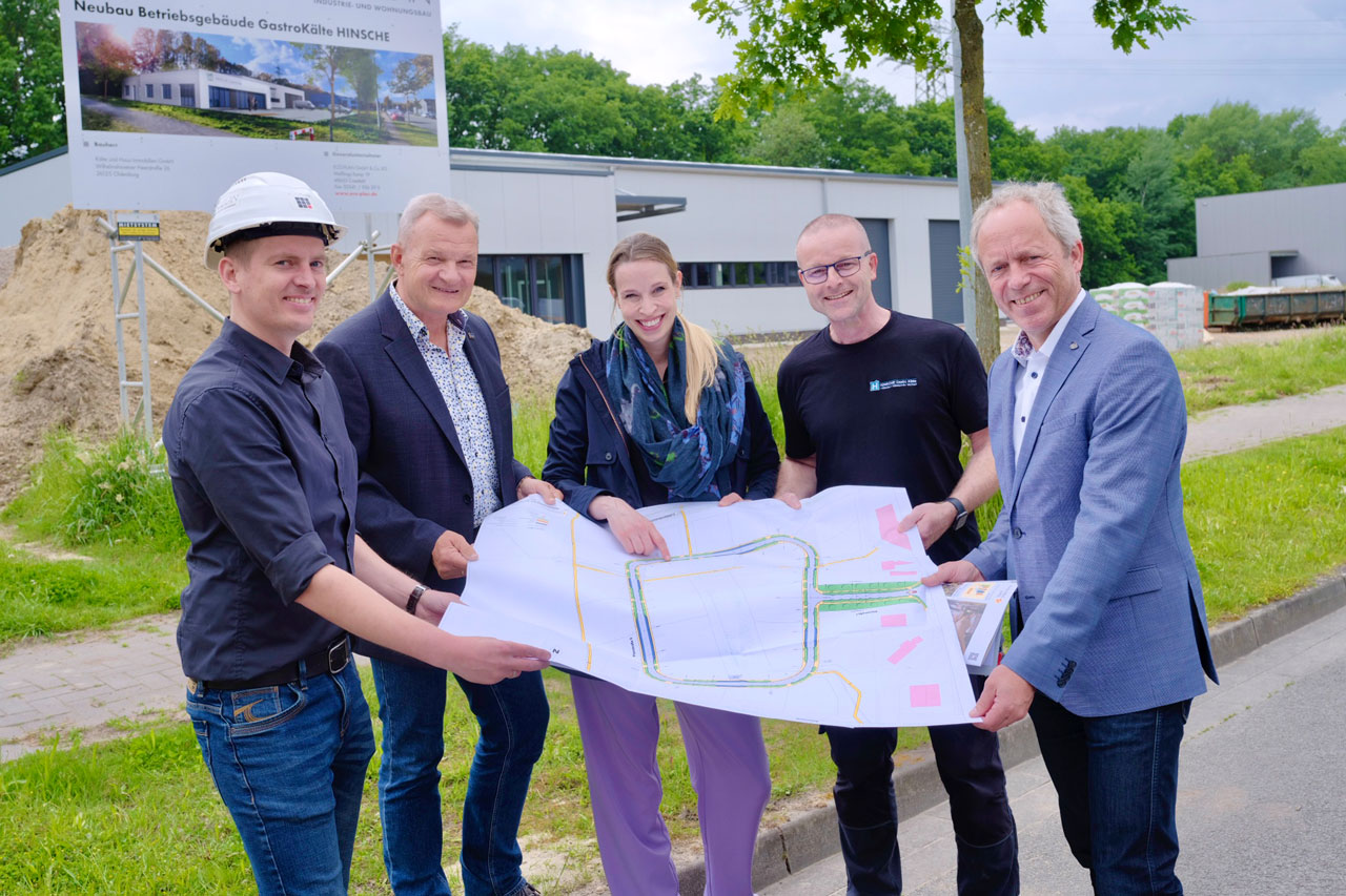 Freuen sich auf die Umsiedlung am neuen Standort im Gewerbegebiet Patentbusch (von links): Carsten Schnieders (Eco.Plan GmbH & Co KG, Bauleitung), Jörg Triebe (Wirtschaftsförderung, Stadt Oldenburg), Sarah Hinsche (Geschäftsführerin der Hinsche-Gruppe), Ralf Bey der Kuhle (Geschäftsführer Hinsche GastroKälte) und Ralph Wilken (Leiter der Wirtschaftsförderung, Stadt Oldenburg).