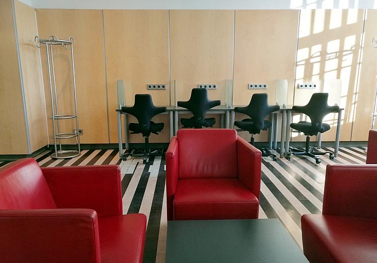 Arbeitsplätze in einer DB Lounge (Archiv), via dts Nachrichtenagentur