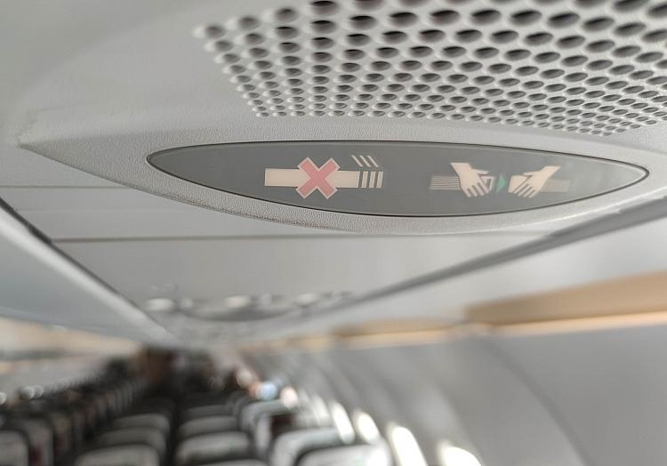 Zeichen für Rauchverbot und Anschnallen im Flugzeug (Archiv), via dts Nachrichtenagentur