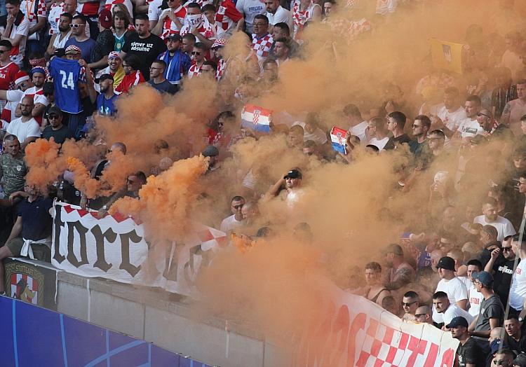 Rauchschwaden über kroatischem Fanblock in Gruppenphase bei EM 2024, via dts Nachrichtenagentur