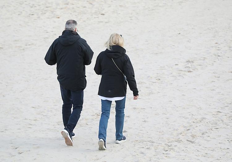Paar geht am Strand spazieren, via dts Nachrichtenagentur