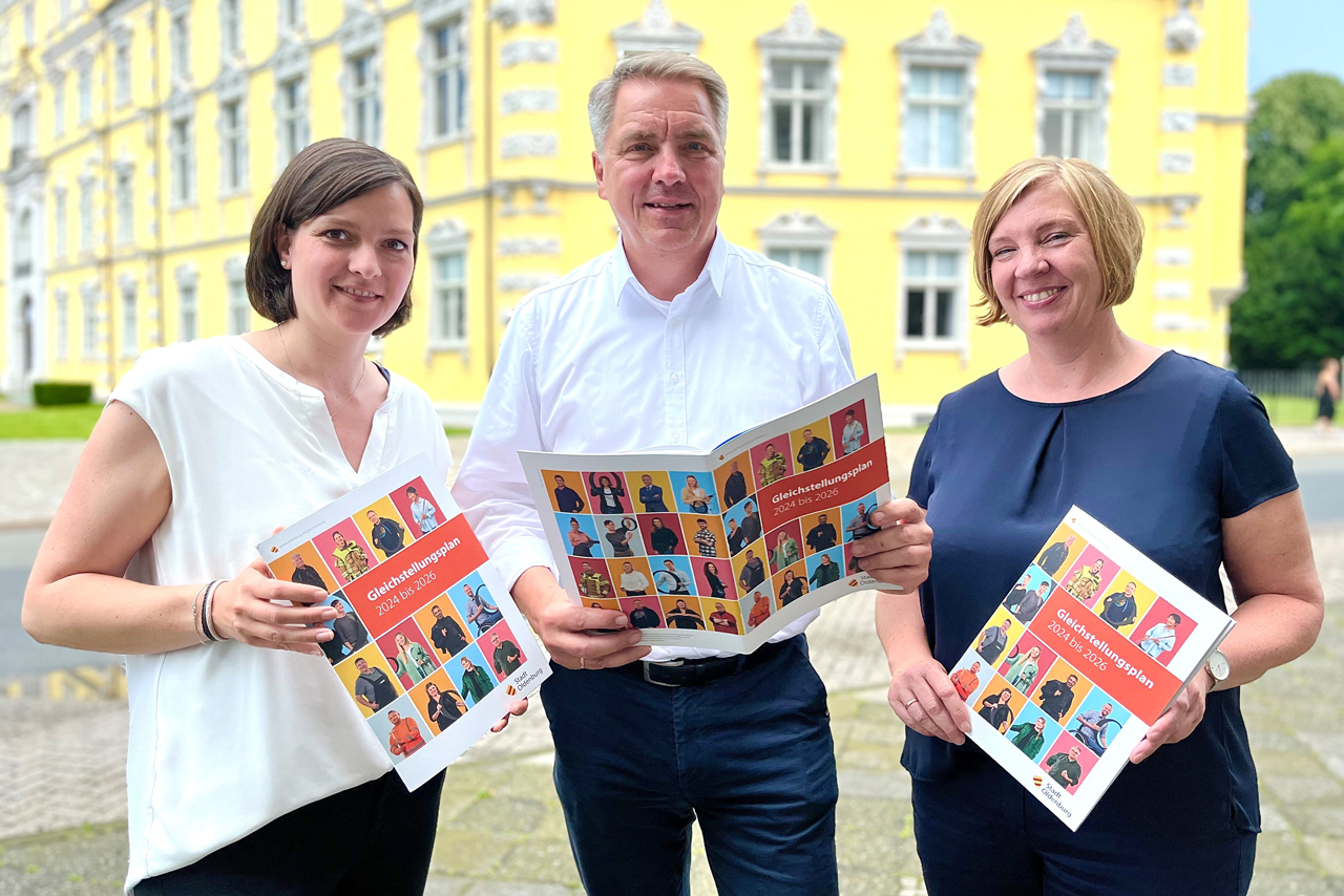 Halten den Gleichstellungsplan der Stadt Oldenburg in den Händen: (von links) Gleichstellungsbeauftragte Wiebke Oncken, Oberbürgermeister Jürgen Krogmann und die Leiterin des Amtes für Personal- und Verwaltungsmanagement, Hedda Rosenboom.