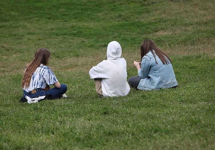 Drei junge Frauen in einem Park (Archiv), via dts Nachrichtenagentur