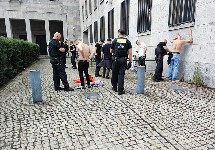 Polizei kontrolliert Verdächtige (Archiv), via dts Nachrichtenagentur